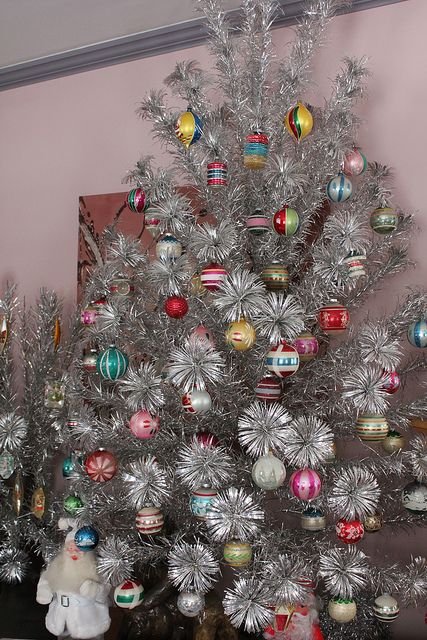 21 Beautiful Silver Christmas Tree Decoration Ideas - Interior Vogue