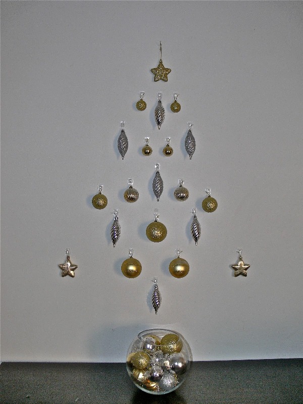 command-wall-hooks-tree-christmas-lights