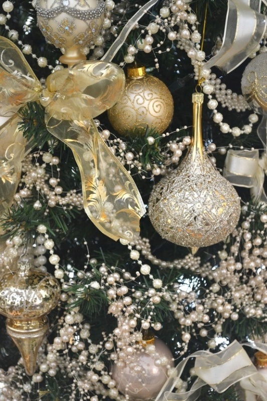 elegant-christmas-tree-ornaments