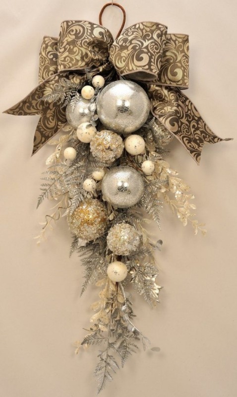 elegant-gold-christmas-ornament