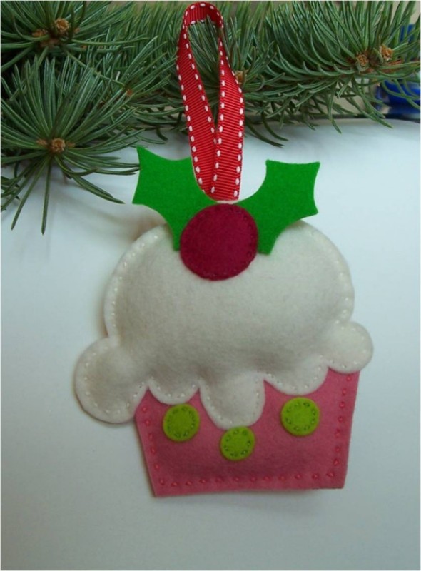felt-christmas-ornament-cupcake