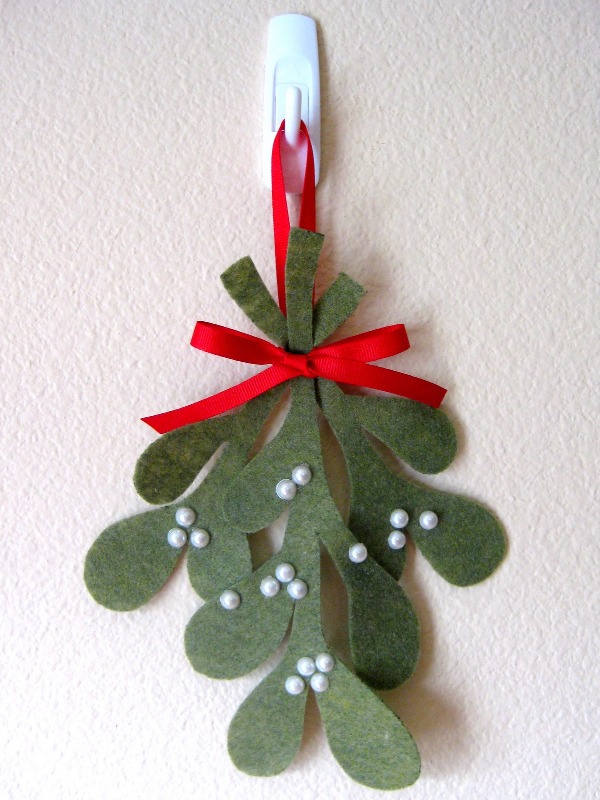 felt-mistletoe-ornament