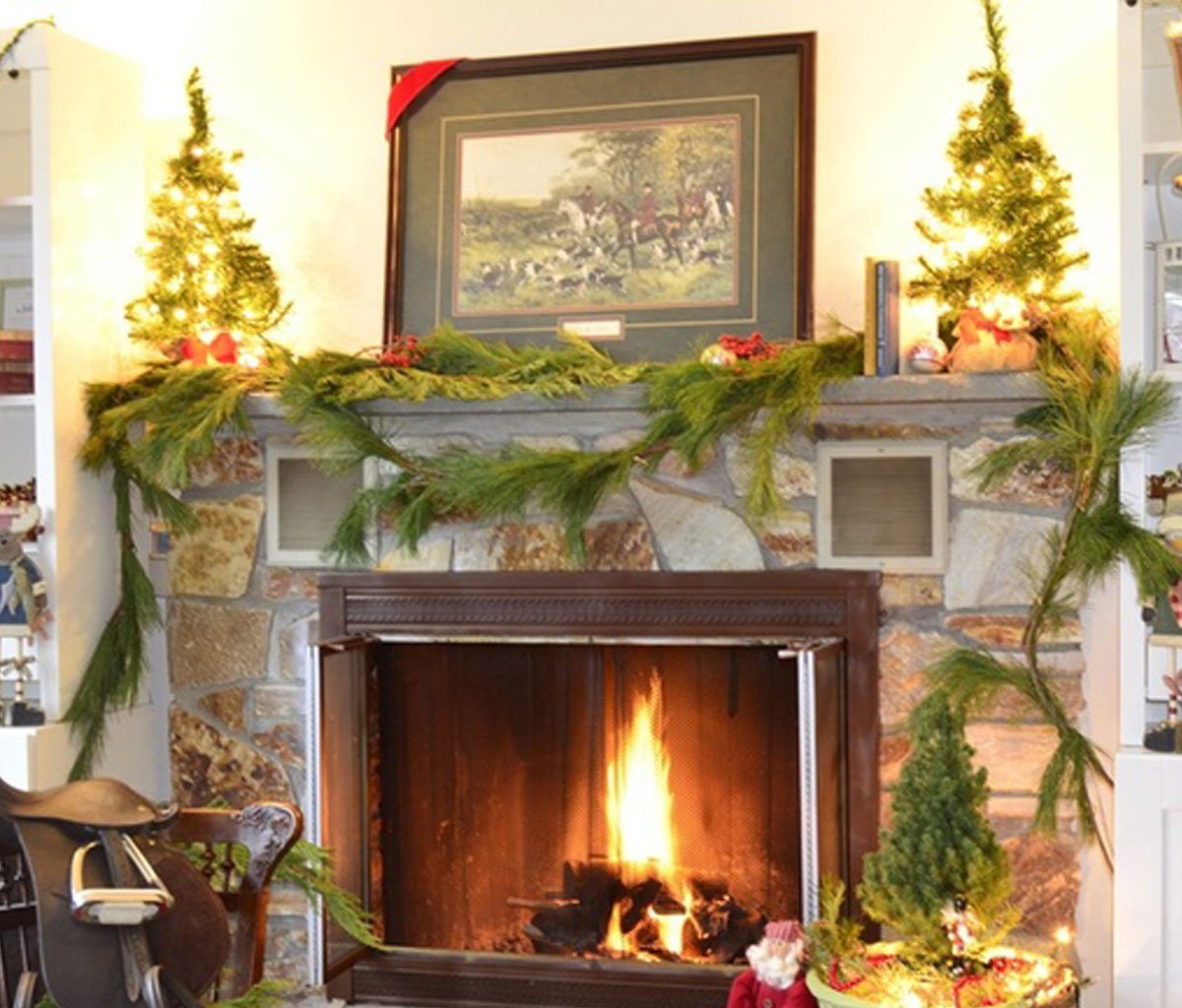 fireplace-and-mantel-christmas-decorating-idea