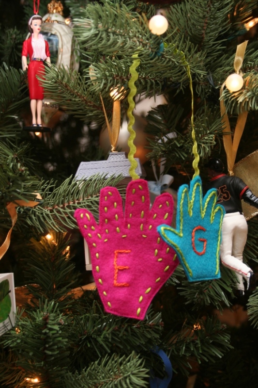 handprint-christmas-tree-ornaments-diy