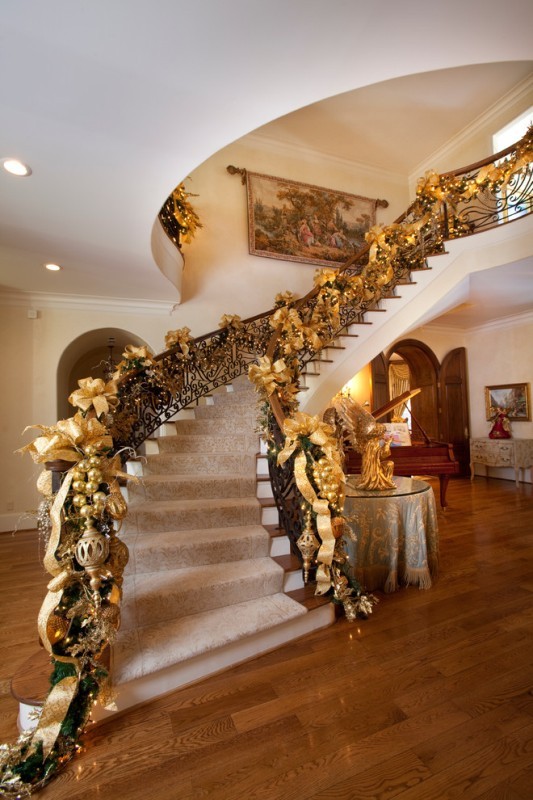 ribbon-christmas-staircase-decorating-ideas