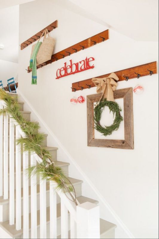 rustic-christmas-staircase-decorating