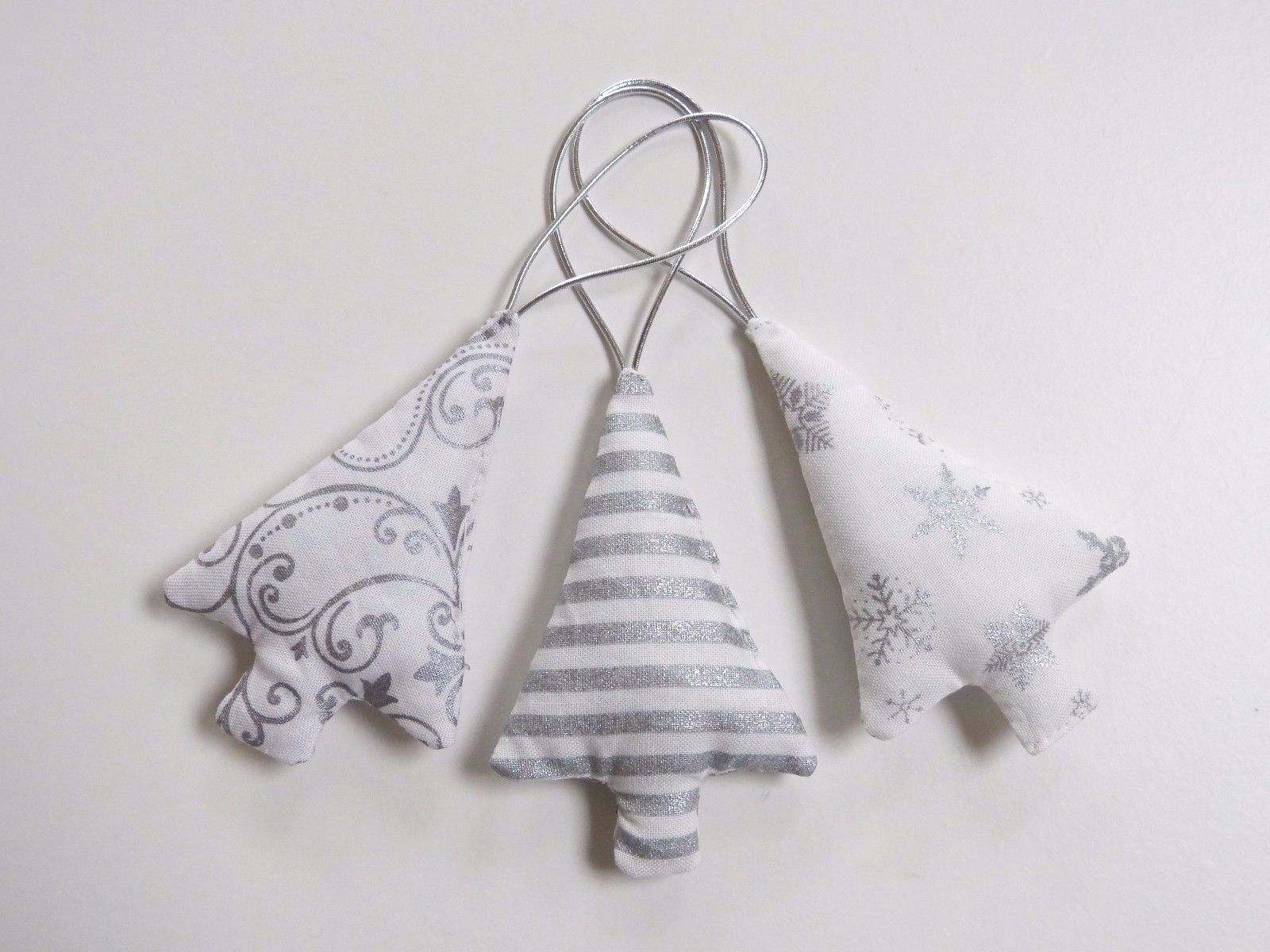 trendy-silver-christmas-tree-decorations