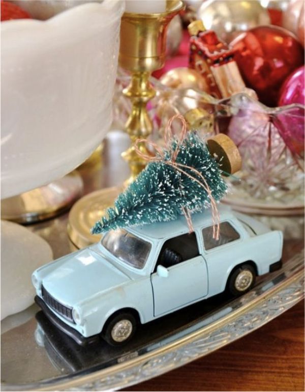 vintage-christmas-tree-on-car