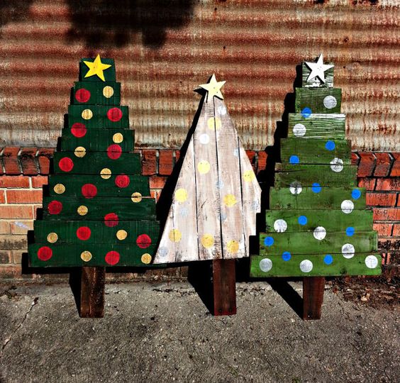 bold-and-colorful-pallet-christmas-trees-for-outdoor-decor