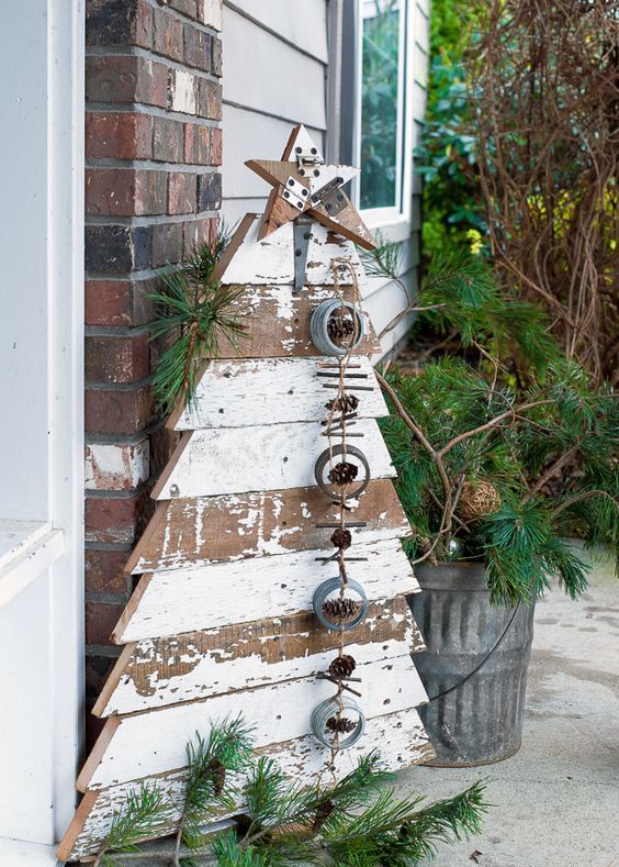 reclaimed-wood-christmas-tree-and-star-in-chippy-white-boards-for-a-front-porch