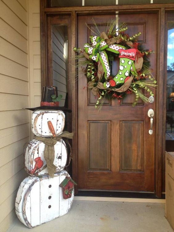 shabby-snowman-decoration-made-of-reclaimed-wood