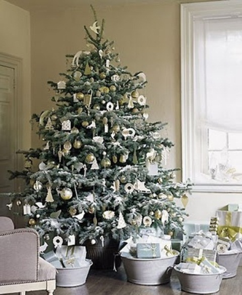 silver-and-white-christmas-tree-decorations