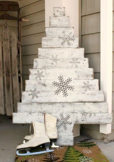 whitewashed-pallet-wood-christmas-tree-with-snowflakes