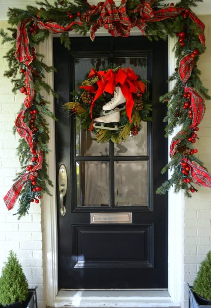 41 Cool And Classy Christmas Door Decoration Ideas - Interior Vogue